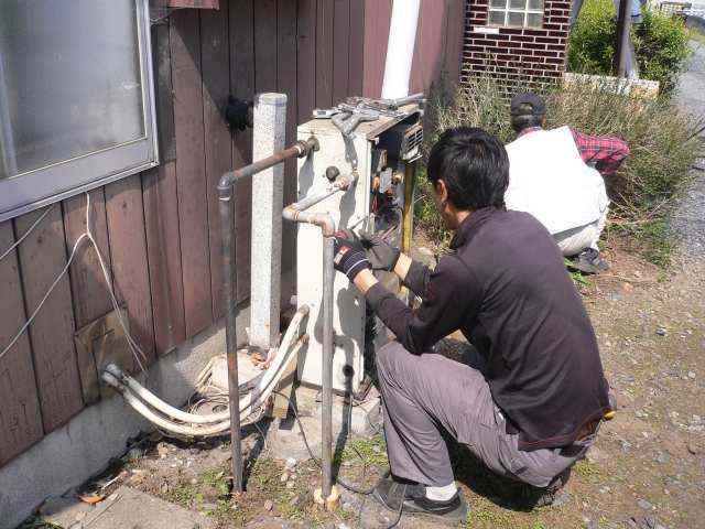 栃木小山　オール電化エコキュートの給湯器解体
